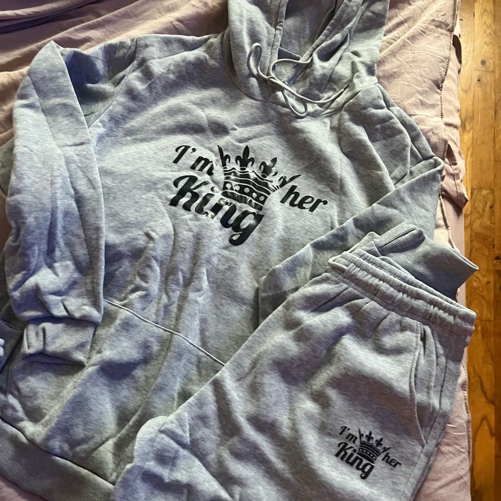 “I’m her king” Gray Hoodie and Sweatpants Set with Crown Print